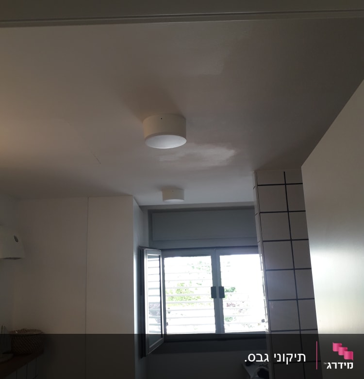 תאורה תקרה מותקנת בחדר עם חלון פתוח